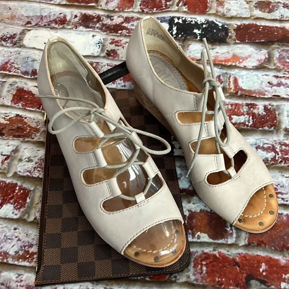 * Latigo beige leather and cork sandals